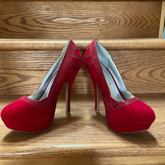 JustFab, Size 6 rich red velvet/leather like accents on 4 inch platform pumps. - Picture 2 of 7